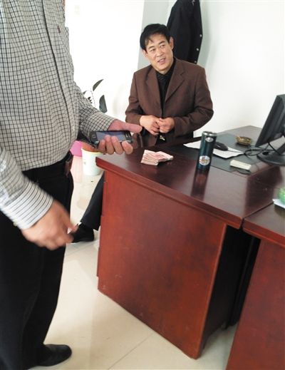 10月29日，獻縣國稅局稽查局辦公室內，一名企業(yè)主交了兩萬元現金在桌上。新京報記者 孟祥超 攝