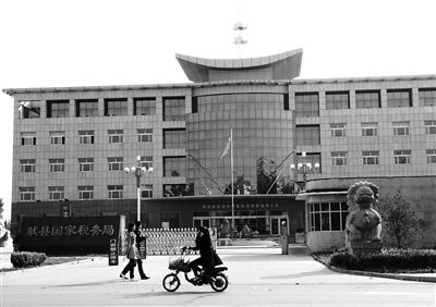 10月29日，河北滄州市獻縣國稅局。10月底，一些企業(yè)主被叫到國稅局談“交稅”問題。新京報記者 孟祥超 攝