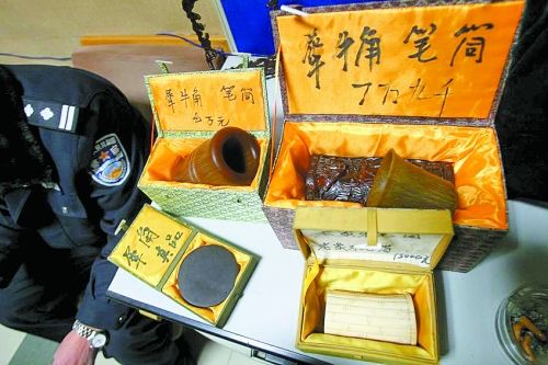 這些商品被暫扣，并根據(jù)鑒定情況對販賣者依法處罰。 記者 閆化莊 攝