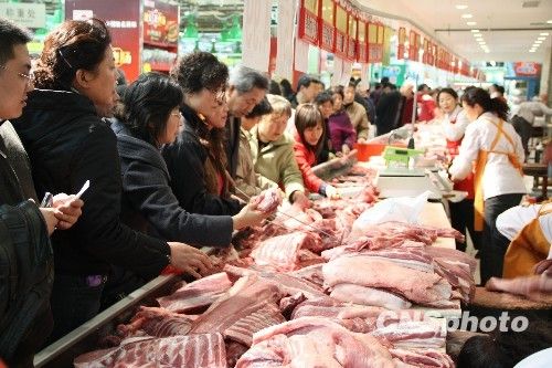資料圖。1月份CPI等經(jīng)濟數(shù)據(jù)將于今天發(fā)布。多家機構(gòu)預計，受春節(jié)“錯位”因素及豬肉價格回落影響，1月CPI同比漲幅在1.8%左右。從各機構(gòu)發(fā)布的報告來看，從2月開始，CPI或?qū)⑦M入新一輪上行周期。