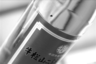 圖中畫圈處為瓶中的黑色異物。京華時報記者 譚青 攝
