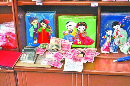 2012年6月21日，在朝鮮羅先特別市的一家商店里，柜臺(tái)上散落著一些人民幣。在朝鮮，人民幣比本國(guó)的貨幣更受歡迎。 CFP供圖