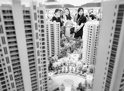 圖為近日，浙江杭州一家房產(chǎn)公司的兩位銷售人員一起向購房者介紹樓盤。新華社記者 王定昶攝