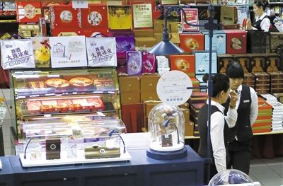 昨日，北京賽特購(gòu)物中心，擺放出售的月餅禮盒，上千元的品種僅5種。新京報(bào)記者 王叔坤 攝