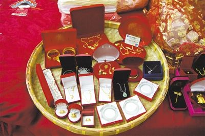 10月1日，王小姐在廣東汕頭舉行婚禮，她的彩禮包括3個(gè)玉鐲、多個(gè)金戒指及一張銀行卡。新京報(bào)記者 吳振