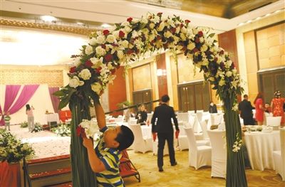 10月5日，北京萬(wàn)達(dá)索菲特酒店，婚宴剛剛結(jié)束。新人介紹，一場(chǎng)婚宴花掉父母20萬(wàn)元。新京報(bào)記者 尹亞飛