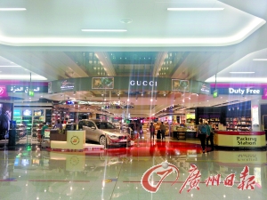 　迪拜機(jī)場的免稅店是不少人的血拼地。