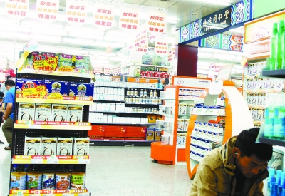 　　西安一些藥店本月起也開(kāi)始試點(diǎn)賣(mài)奶粉