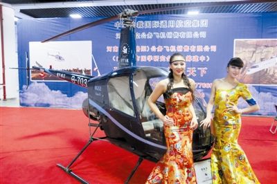 美女固然誘人，但更誘人的恐怕還是直升機