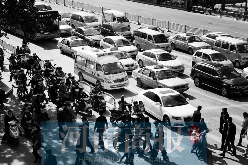 紫荊山路與商城路交叉口，見(jiàn)無(wú)車(chē)讓行，一輛救護(hù)車(chē)只好選擇右轉(zhuǎn)車(chē)道直行 記者 邱曉峰/攝