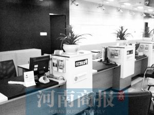 銀行工作人員離開。河南商報實習生 王杰/攝