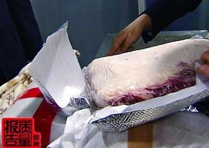 從旅客行李中查獲的走私牛肉。
