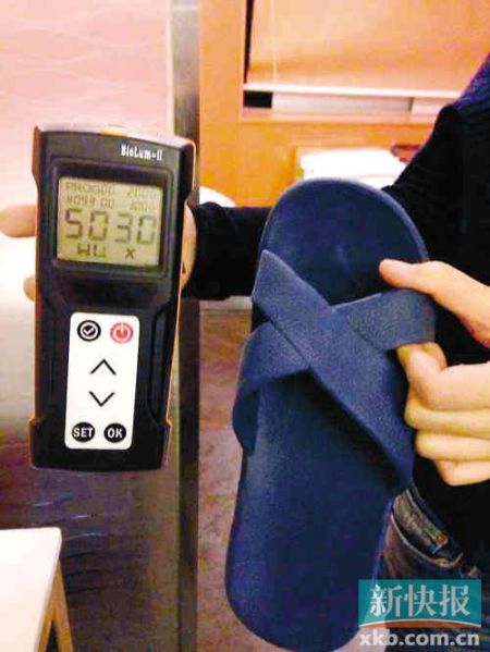 ■記者測(cè)試的嶺南佳園酒店膠拖鞋細(xì)菌總數(shù)高達(dá)5030RLUs。