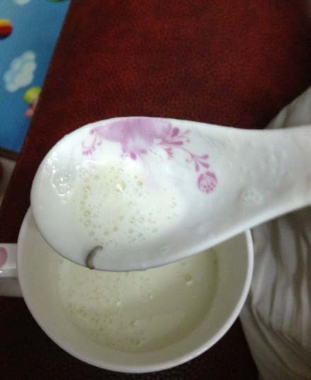 消費(fèi)者在美贊臣奶粉中吃出蟲子。