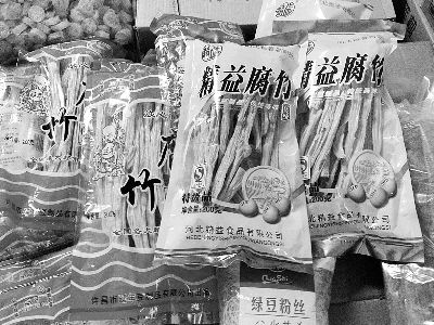 內(nèi)黃腐竹含吊白塊被曝光后，市場上內(nèi)黃產(chǎn)腐竹難覓蹤跡。攤主所售產(chǎn)品大多出自河南許昌和河北保定