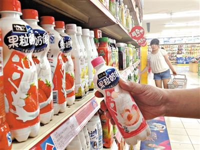 昨日，勁松京客隆超市貨架上，可口可樂果粒奶優(yōu)仍在售?？煽诳蓸饭咀蛉瞻l(fā)表聲明稱，已使用25公斤可能受到肉毒桿菌污染的乳粉，用于生產(chǎn)個別批次的美汁源果粒奶優(yōu)。新京報記者 韓萌 攝