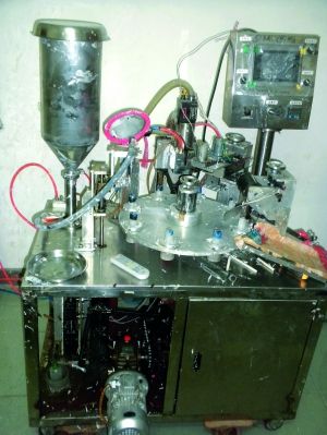 行動(dòng)中查獲的假冒“高露潔”牙膏和制假機(jī)械。信息時(shí)報(bào)記者鄭啟文 攝