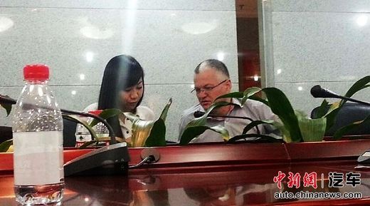 車主提供在維權(quán)過程中接觸德國(guó)技術(shù)人員的照片。