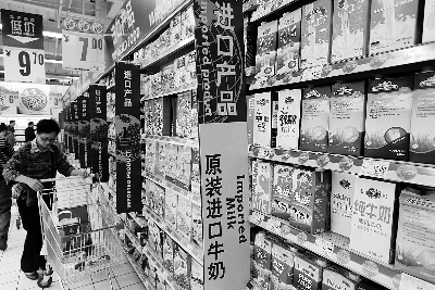 在通州某超市，進(jìn)口奶粉、純牛奶打出“原裝進(jìn)口”的招牌吸引消費(fèi)者購買 攝/法制晚報記者 黑克