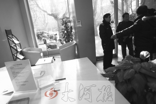 人民路上的這家商店,夜間疑被一男子隔著門縫用長(zhǎng)竿偷走一臺(tái)蘋果ipad air。