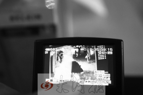 人民路上的這家商店,夜間疑被一男子隔著門縫用長(zhǎng)竿偷走一臺(tái)蘋果ipad air。