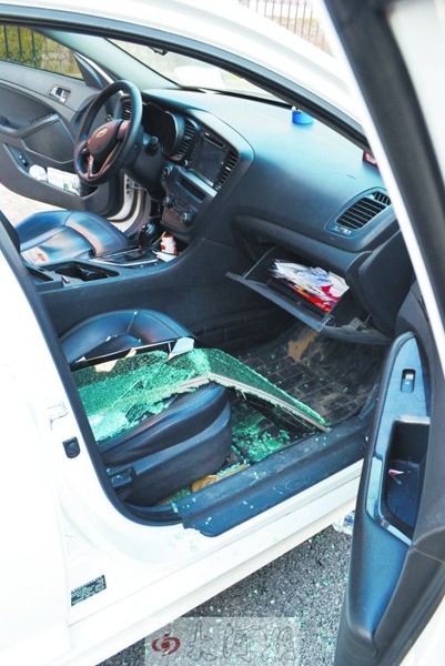 車玻璃被砸碎，車內(nèi)被翻動(dòng)。