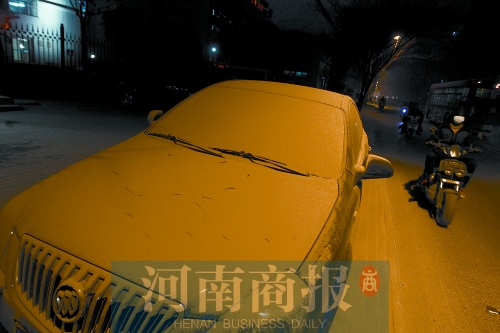 拆遷現(xiàn)場，途經(jīng)的汽車遭了殃，落了厚厚一層灰