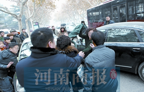 兩名女子廝打在一起，民警上前勸架