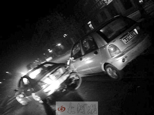 撞上出租車QQ才停下，兩車間還夾著一輛自行車。
