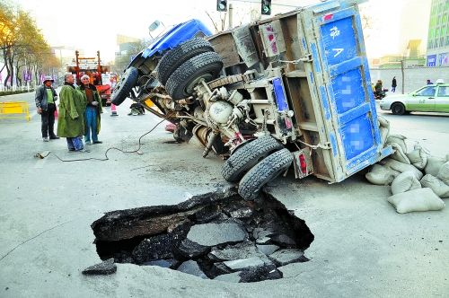 出事的卡車(chē)上，拉了十幾噸的水泥市民供圖
