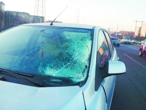 肇事轎車前擋風(fēng)玻璃上，留著清晰的撞擊痕跡。
