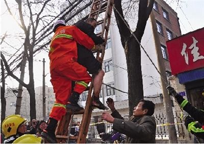 老漢右腿燒傷，樹下扔了一只燒焦的鞋