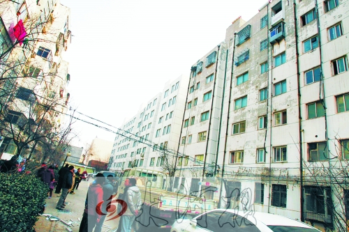 鄭州市瑞達路啟明村小區(qū)一戶居民家中（紅圈標(biāo)示處），天然氣發(fā)生爆炸。