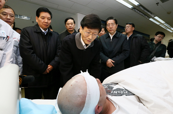 中共中央政治局委員、中央政法委書記孟建柱率工作組2日晨5時30分抵達昆明。一下飛機,孟建柱就立即趕往