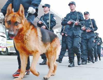 牽警犬持微沖，特警在車站巡邏