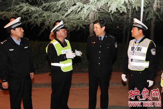 該支隊支隊長石軍(左二)、政委周西漢（左一）在向省總隊督導(dǎo)組匯報整治酒駕時的情景。