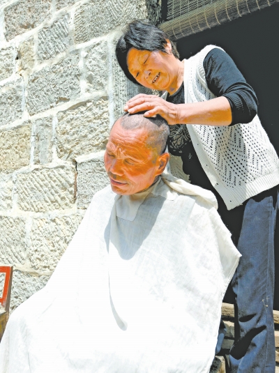 為了照顧兩個(gè)小叔，馬英專門學(xué)會(huì)了理發(fā)。