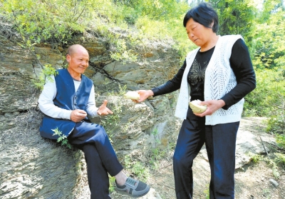 5月5日，馬英為上山放牛的劉五送干糧。