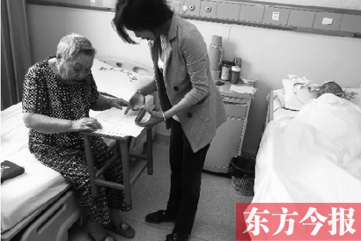 昨日，鄭大五附院二號樓住院部，馬老太寫下委托書，并簽字摁指印委托女兒代理為昏迷老伴解鎖取錢