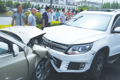 白色越野車和現(xiàn)代轎車撞在一起