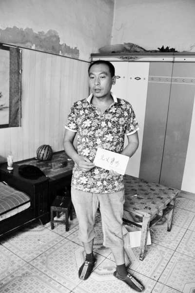 采建新拿的信封里，是南京警方送來的獎金。