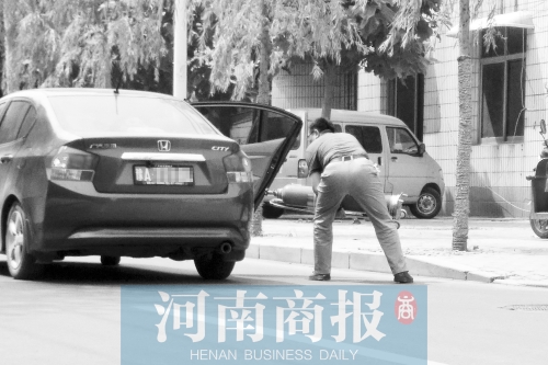 鄭州西區(qū)一氧氣廠門前，有人充氣后，將氧氣瓶裝上私家車運(yùn)走