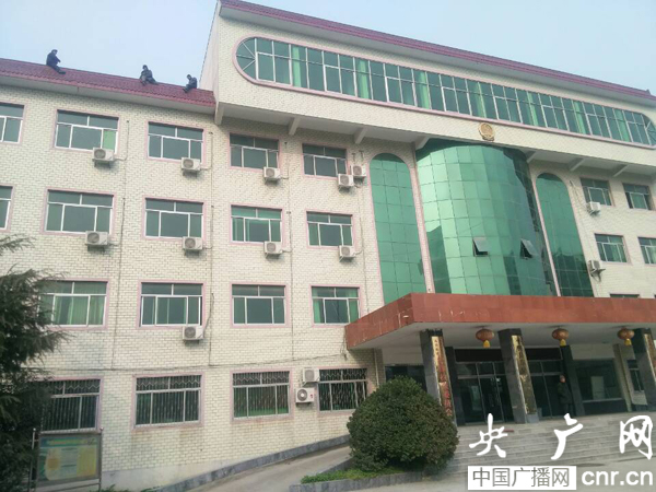 平輿縣三名農民工政府大院跳樓討薪