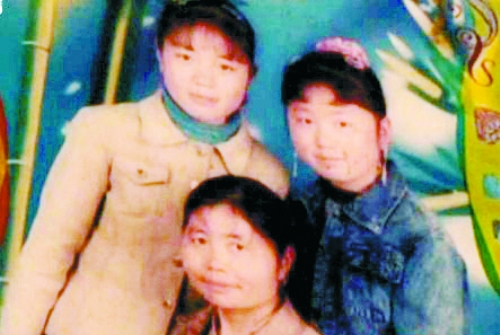 兩個女兒已長大成人,妻子也已歸來,這個分離12年的家庭,離幸福越來越近(翻拍)。