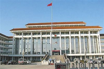 濮陽縣違規(guī)、超標(biāo)修建的縣委、縣政府辦公樓。新華社發(fā)發(fā)布