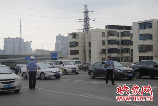 鄭州市三大隊(duì)交警正在檢查黃標(biāo)車