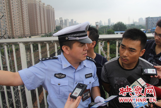鄭州三大隊(duì)市交警正在向一位司機(jī)解釋黃標(biāo)車限行政策
