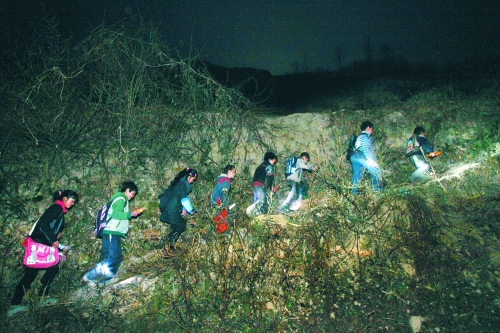 在一些山區(qū),因為學(xué)校太遠,孩子們天不亮就得打著手電出發(fā)。L CFP供圖