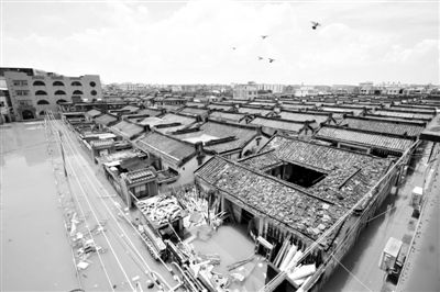 19日，廣東汕頭潮陽區(qū)和平鎮(zhèn)出現(xiàn)水浸現(xiàn)象。連日來，廣東省汕頭市潮陽區(qū)、潮南區(qū)普降暴雨。新華社發(fā)