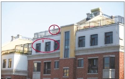 中海城香克林小區(qū),楊智家的樓頂上加蓋了兩層違建。其中北側(cè)露臺建成了一層灰白色的房屋(①)。在該違建頂部的東側(cè),又加蓋了一層面積較小的房屋(②)。新京報記者 韓萌 攝